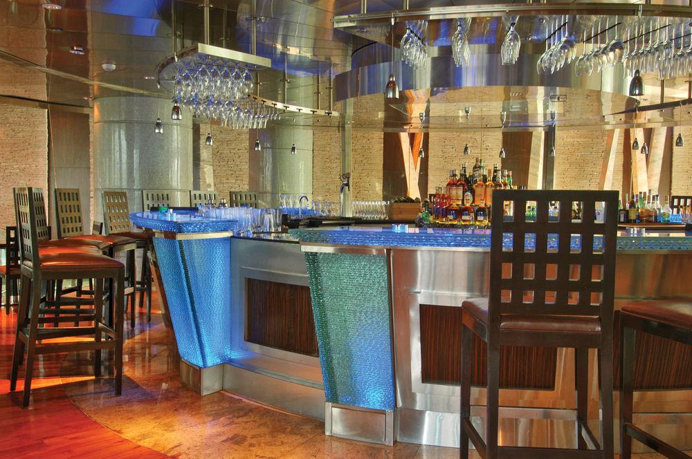 Hyatt Regency Mumbai International Airport Exterior foto The bar at the Blue Water Grill
