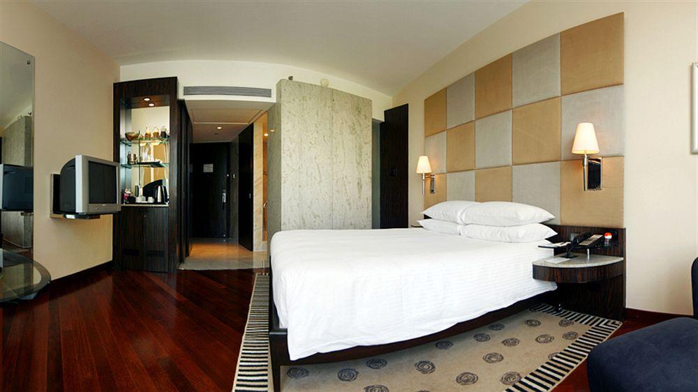 Hyatt Regency Mumbai International Airport Exterior foto A room at the hotel
