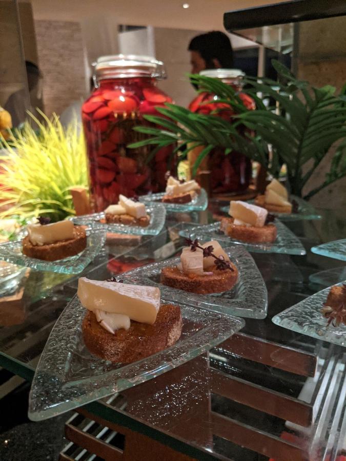 Hyatt Regency Mumbai International Airport Exterior foto A selection of desserts