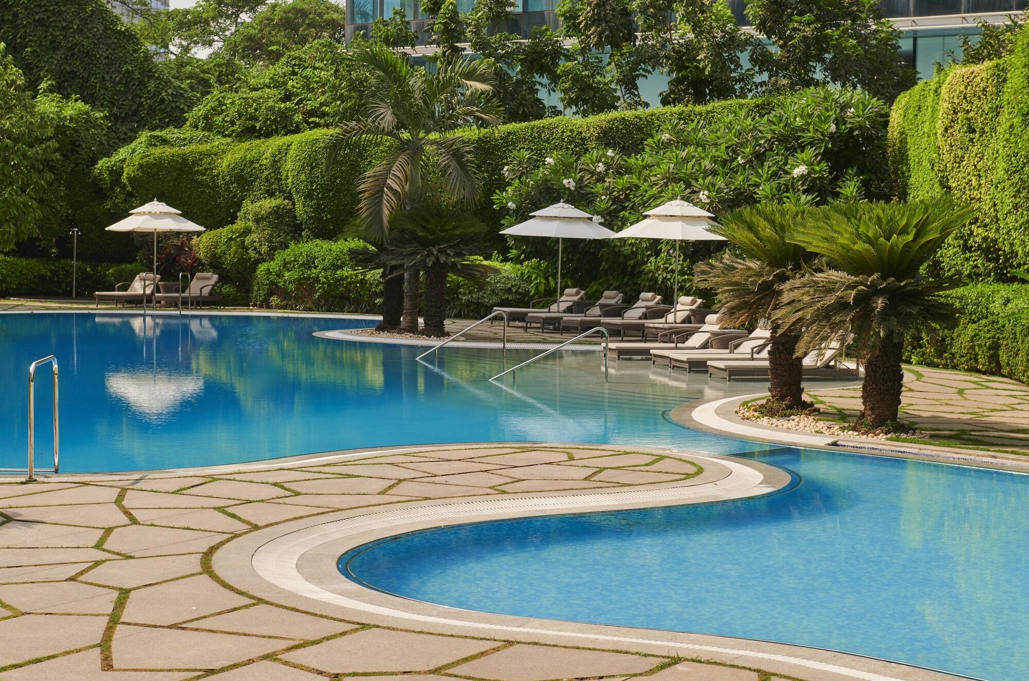 Hyatt Regency Mumbai International Airport Exterior foto The swimming pool at the hotel
