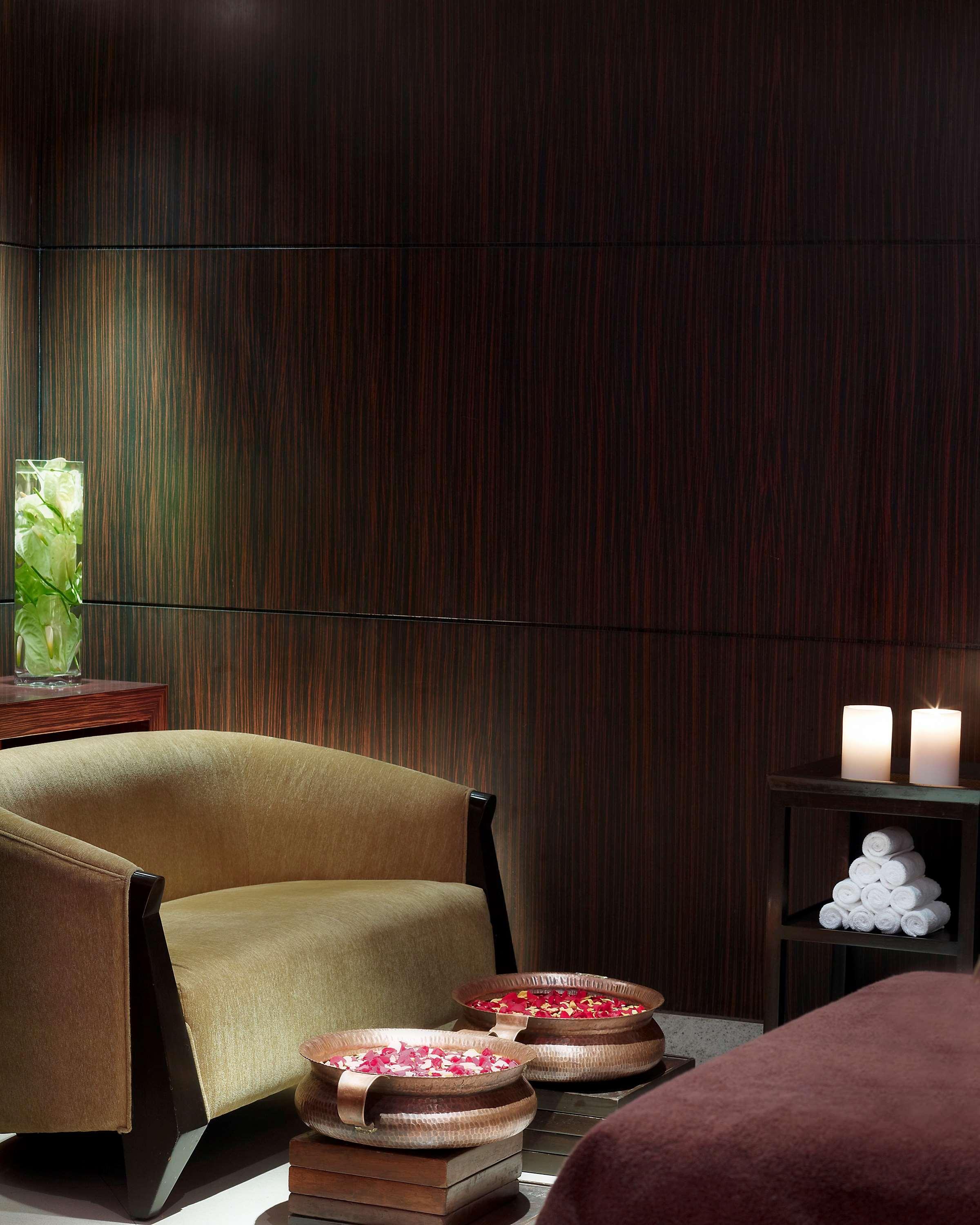 Hyatt Regency Mumbai International Airport Exterior foto A wall panel made of wood veneer