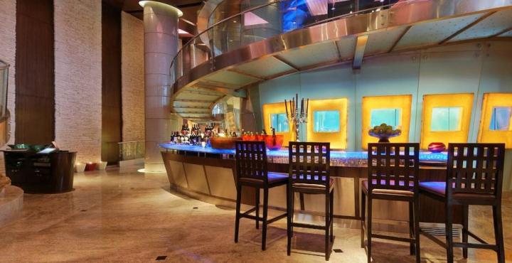 Hyatt Regency Mumbai International Airport Exterior foto The bar at the lobby