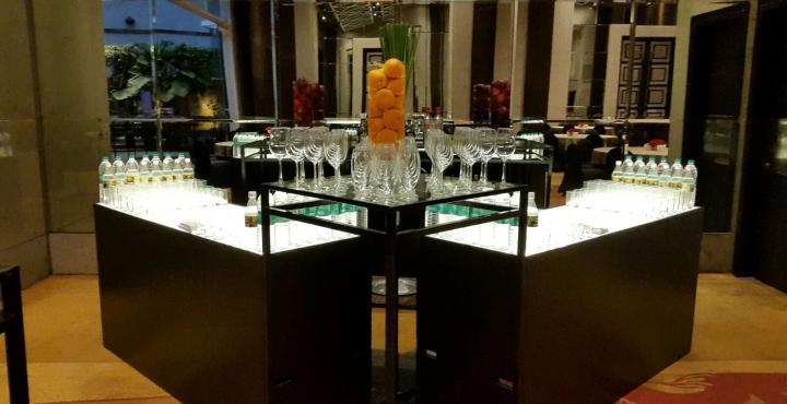 Hyatt Regency Mumbai International Airport Exterior foto The bar at the lobby