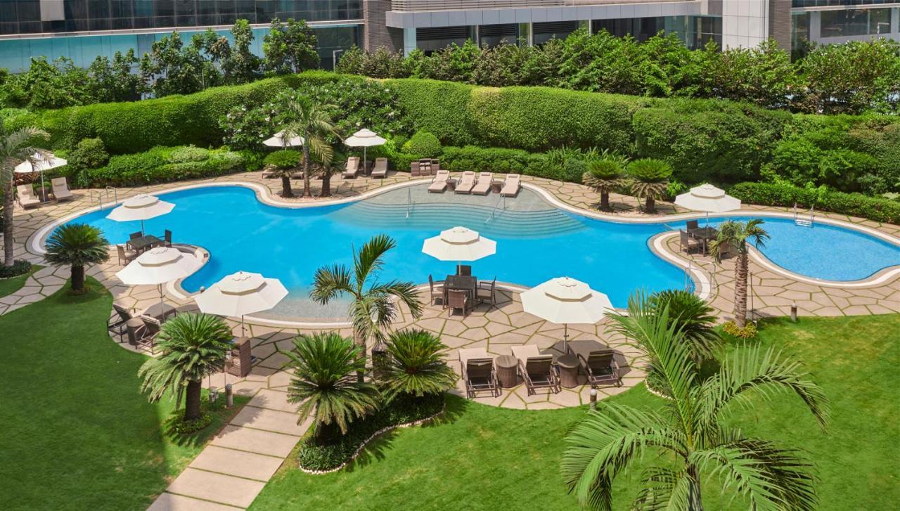 Hyatt Regency Mumbai International Airport Exterior foto The swimming pool at the hotel