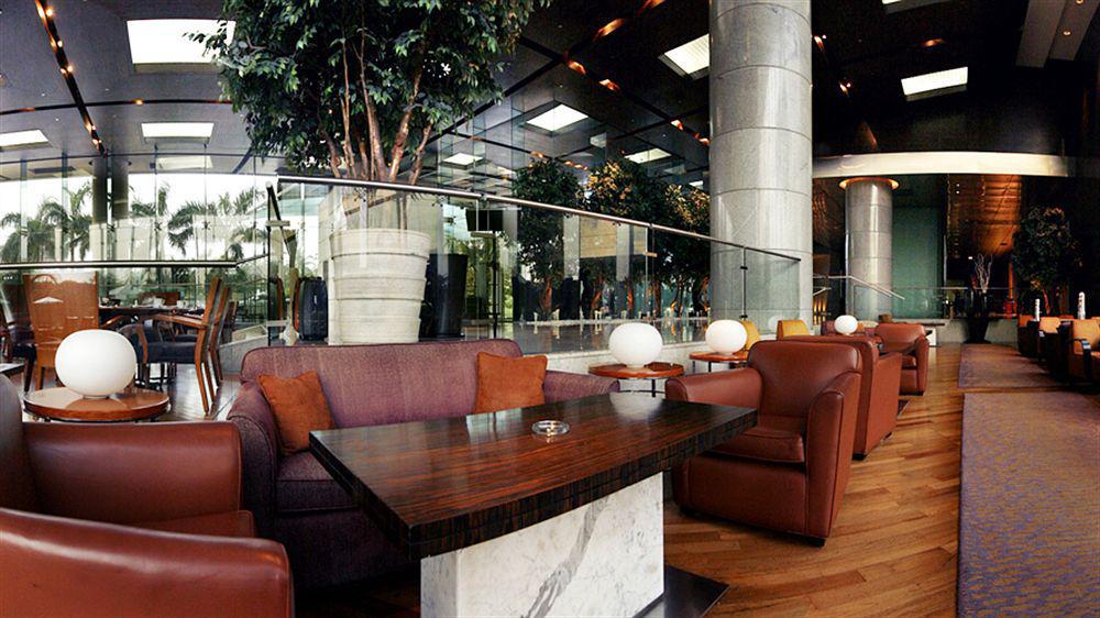 Hyatt Regency Mumbai International Airport Exterior foto The interior of the lounge